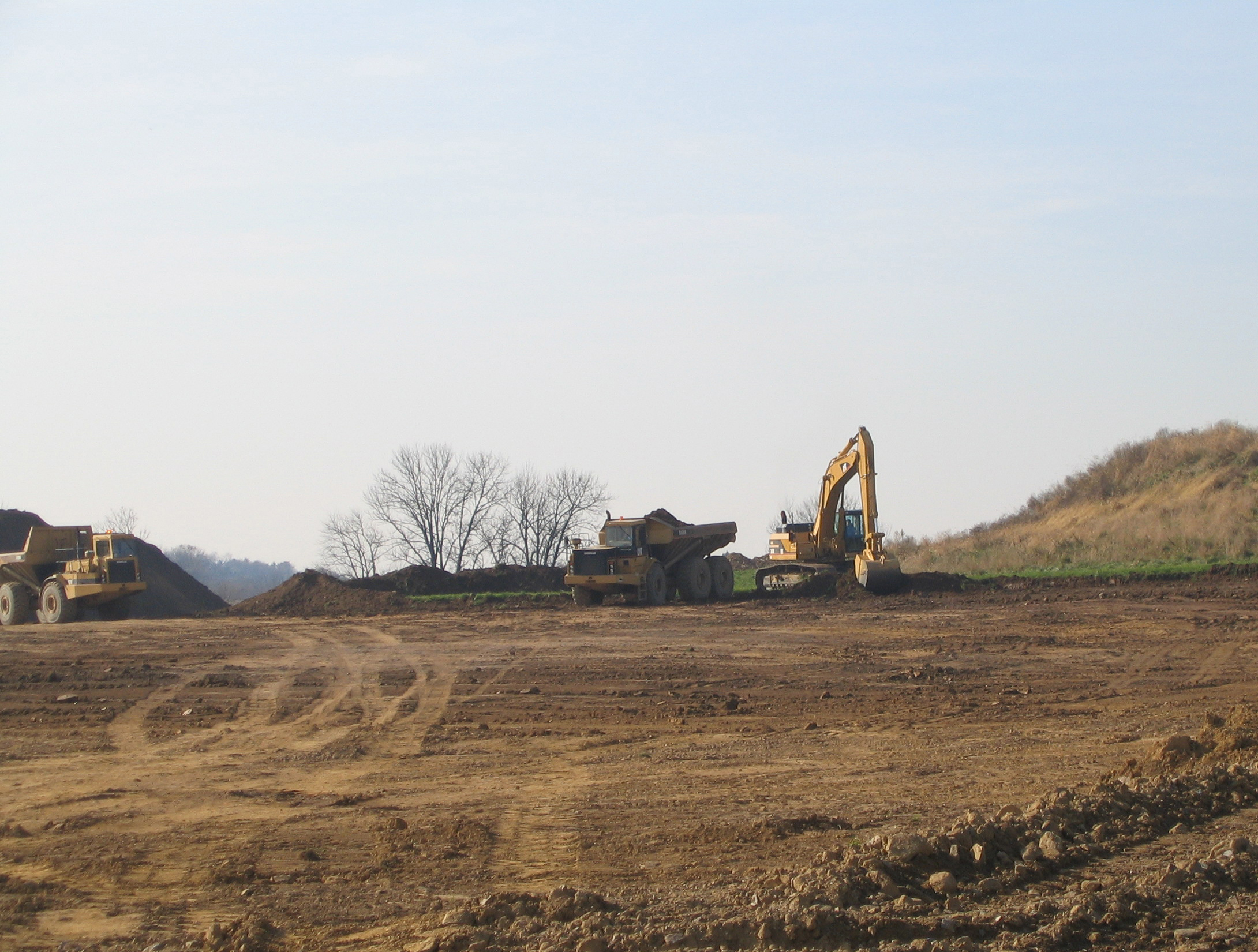 Heavy excavation equipment moving soil